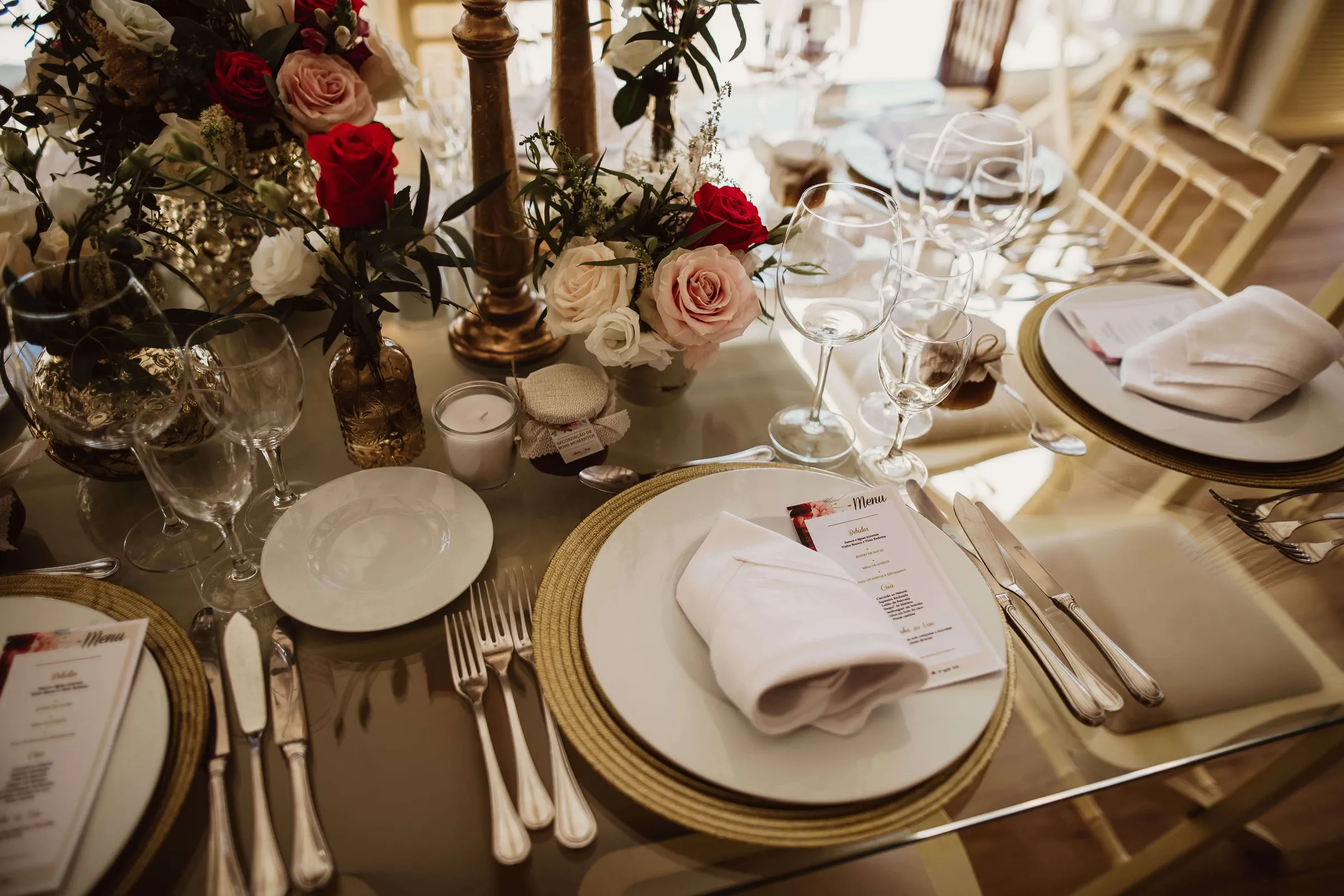 Mesa posta para um casamento